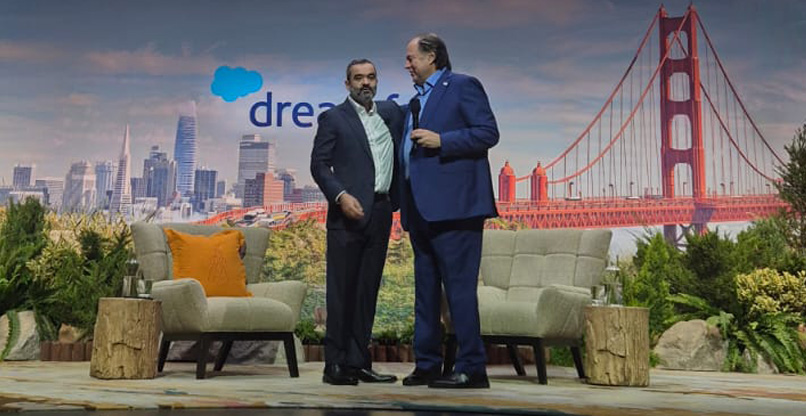 על במת הכנס. מימין: מארק בניוף, מייסד ומנכ”ל סיילספורס, ועבדאללה עאמר אלסווה, שר התקשורת וה-IT של ערב הסעודית.