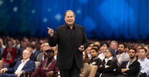 במליאת הפתיחה. מייסד, מנכ''ל ויו''ר סיילספורס.