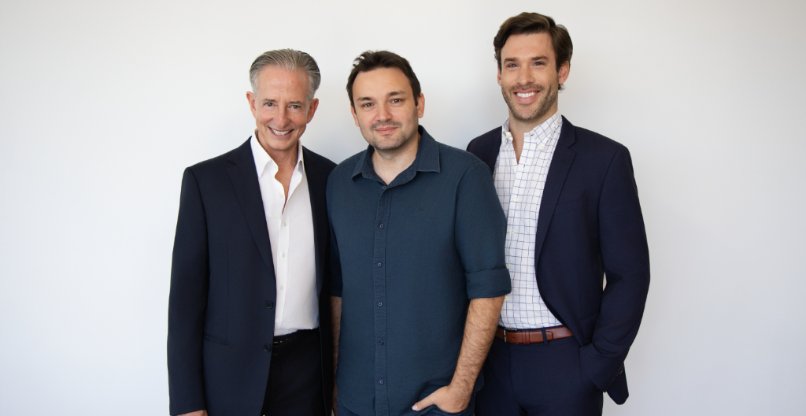 עומדים מאחורי גמא טיים. משמאל לימין: ביל בלוק, סלבה מודריך ואלכס מונטאלבו.