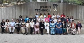 קבוצת הנשים עם נשיא הטכניון, פרופ' אורי סיון; המשנה לגיוון והכללה, פרופ' עדי זלצברג; וד"ר שחר ראם, מנהלת מרכז מש"ב כרמל.