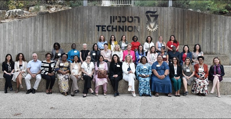 קבוצת הנשים עם נשיא הטכניון, פרופ' אורי סיון; המשנה לגיוון והכללה, פרופ' עדי זלצברג; וד"ר שחר ראם, מנהלת מרכז מש"ב כרמל.