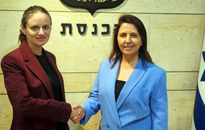 מימין: שרת החדשנות, המדע והטכנולוגיה, גילה גמליאל, והמדענית הראשית במשרד, פרופ' מירי ימיני.