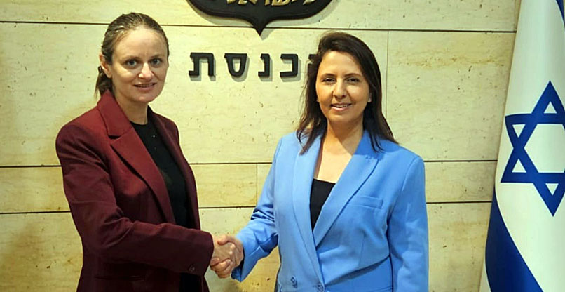 מימין: שרת החדשנות, המדע והטכנולוגיה, גילה גמליאל, והמדענית הראשית החדשה במשרד, פרופ' מירי ימיני.