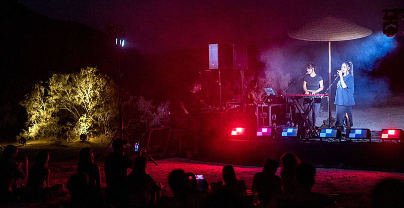 יסמין מועלם בהופעה בפני אנשי BigID ישראל.