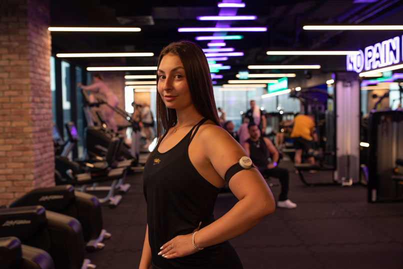 מפתחת הגוף והתזונאית נועה נובק עם החיישן של גיין גארד.