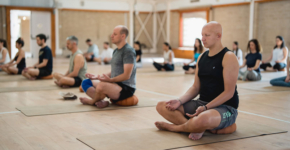 אנשי BigID ישראל עושים יוגה בערבה.