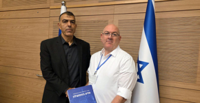 סגן המדען הראשי, ד"ר אבי רווה, מגיש את הדו"ח השנתי של פורום המדענים הראשיים בממשלה ליו"ר ועדת המדע והטכנולוגיה של הכנסת, ח"כ יאסר חוג'יראת.