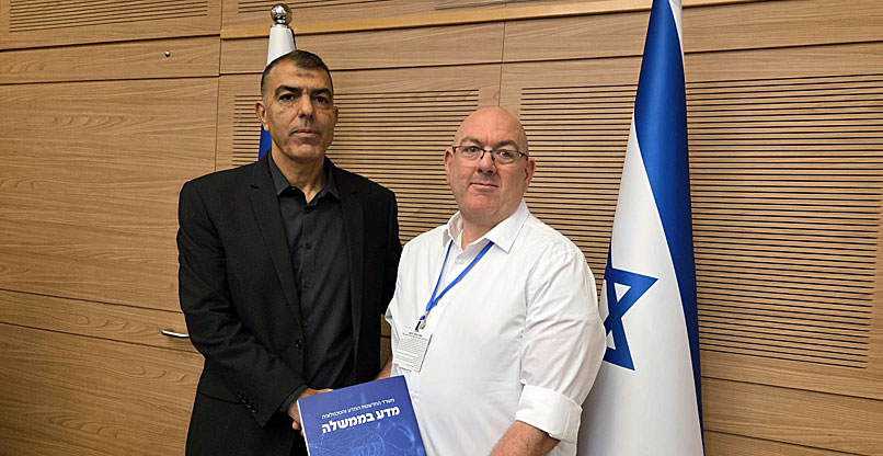 סגן המדען הראשי, ד"ר אבי רווה, מגיש את הדו"ח השנתי של פורום המדענים הראשיים בממשלה ליו"ר ועדת המדע והטכנולוגיה של הכנסת, ח"כ יאסר חוג'יראת.