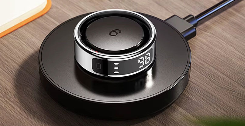 משטח הטעינה של ה-Colmi R12 Smart Ring.