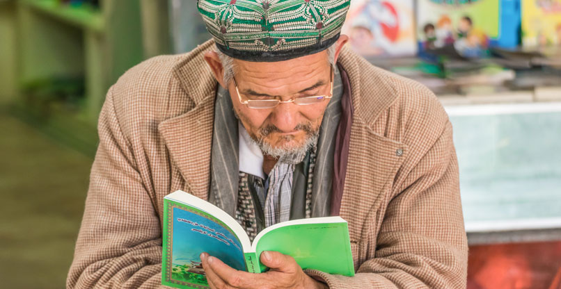 בן למיעוט האויגורי בסין.