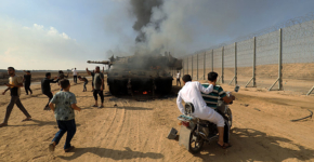 מחבלים שחדרו לישראל ב-7 באוקטובר ופגעו בטנק ישראלי.