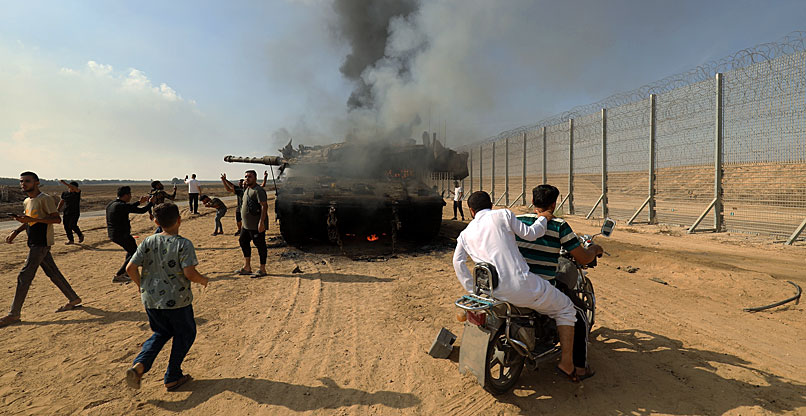 מחבלים שחדרו לישראל ב-7 באוקטובר ופגעו בטנק ישראלי.