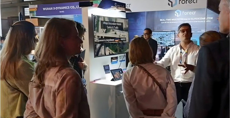 ד"ר יהודה אלמליח, מנכ"ל ומייסד קוגניטים, בהדגמה של פיתוחי החברה בתערוכה בברצלונה.