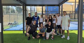 על מגרש הפאדל. עובדי ארמורי דיפנס.