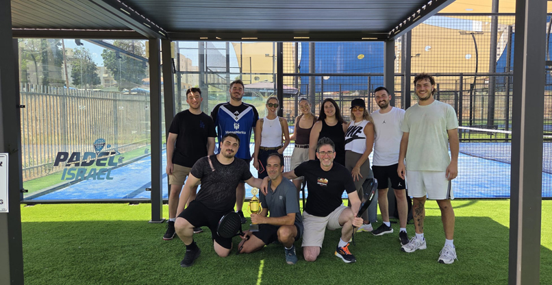 על מגרש הפאדל. עובדי ארמורי דיפנס.