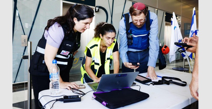 משמאל לימין: ליז עובדיה, מנכ"לית עיריית באר שבע, ורד גושן, מנהלת אגף אסטרטגיה בעירייה, ובני קשת, המנמ"ר של העירייה.