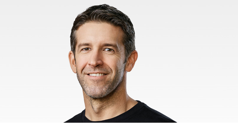 הם יחליף את טים קוק? ג'ון טרנוס, סגן נשיא בכיר להנדסה של אפל.