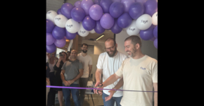 גוזרים את הסרט של חלקו החדש של המשרד. מימין: אלעד שפר, מייסד-שותף ומנכ”ל, ודניאל גרין, מייסד-שותף ו-CTO.