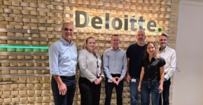 המפגש עם הבכירים בדלויט ישראל. מימין: שחר ברכה, ראש תחום הנדסה, דאטה ובינה מלאכותית; שירה רז מייזנר, סמנכ"לית השיווק; ליאור כלב, ראש מרכז הסייבר וראש Google alliance; עידו נמיר, שותף, ראש פורטפוליו הון אנושי; רותם דולב, ראש תחום טרנספורמציית בינה מלאכותית; וטובי כוכב, מנהל טכנולוגיות ראשי וראש תחום טכנולוגיות ארגוניות וביצועים.