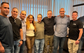 מימין: שפי קאשי (סלקום), אורי אורן, יו"ר ועד סלקום, יחיאל שמן, יו"ר ועד פלאפון, יקי חלוצי, יו"ר איגוד עובדי האינטרנט ההיי-טק והסלולר, איציק מילשטיין, יו"ר ועד phi, איריס טסה ודני ואזנה, ועד עובדי פלאפון, משה בן ארצי, ועד עובדי סלקום, אלי כהן, יו"ר ועד הוט מובייל