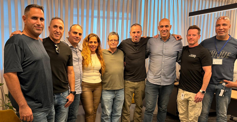 מימין: שפי קאשי (סלקום), אורי אורן, יו"ר ועד סלקום, יחיאל שמן, יו"ר ועד פלאפון, יקי חלוצי, יו"ר איגוד עובדי האינטרנט ההיי-טק והסלולר, איציק מילשטיין, יו"ר ועד phi, איריס טסה ודני ואזנה, ועד עובדי פלאפון, משה בן ארצי, ועד עובדי סלקום, אלי כהן, יו"ר ועד הוט מובייל