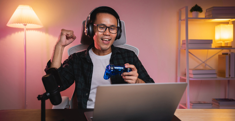 רוב הבנים משחקים במשחקים דיגיטליים.