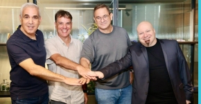 ב"עננים". יואב לנד - מנהל השותפים ב-AWS; אלי זיברט - מנכ"ל חילן; עמית סיון - מנכ"ל S.P.Data, המפיצה הבלעדית של קליק בישראל, והראל יפהר, מנכ"ל AWS ישראל.