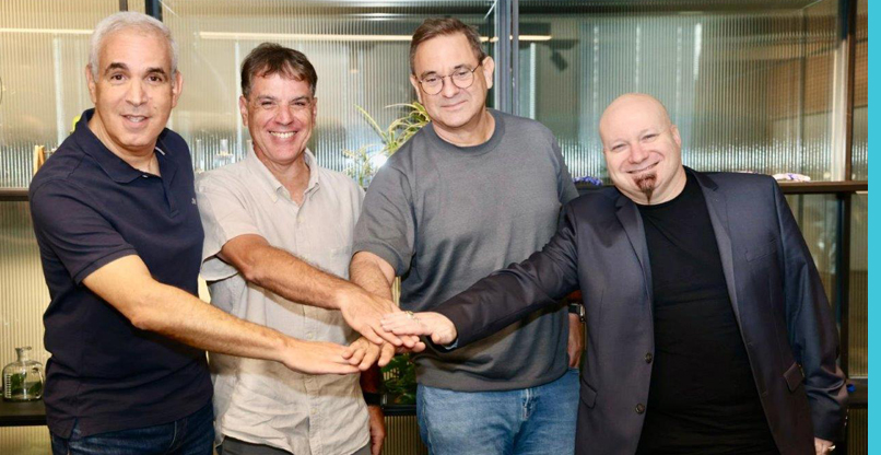 ב"עננים". יואב לנד - מנהל השותפים ב-AWS; אלי זיברט - מנכ"ל חילן; עמית סיון - מנכ"ל S.P.Data, המפיצה הבלעדית של קליק בישראל, והראל יפהר, מנכ"ל AWS ישראל.