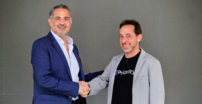 מימין: שגיב גרינשפן, מנכ״ל פריוריטי, ושלי מחרז, סמנכ"ל טכנולוגיות ופיתוח עסקי בקבוצת SQlink.