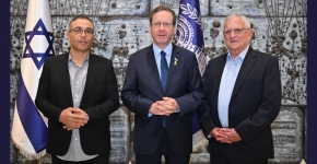 במפגש בבית הנשיא. מימין: אבי זאבי, מייסד ויולה ונצ'רס, נשיא המדינה יצחק הרצוג, ומשמאל אביטל פרדו, שותף מייסד בפאגאיה.