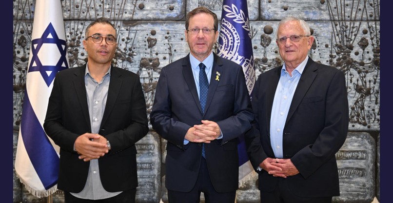 במפגש בבית הנשיא. מימין: אבי זאבי, מייסד ויולה ונצ'רס, נשיא המדינה יצחק הרצוג, ומשמאל אביטל פרדו, שותף מייסד בפאגאיה.