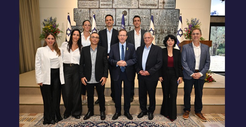 במפגש בבית הנשיא. מימין לשמאל: רונן אסיא, ממייסדי איטורו; חדווה בר; אבי זאבי, מייסד Viola Ventures; יריב מדר, סמנכ"ל אסטרטגיה ב-ילין לפידות; יצחק (בוז'י) הרצוג, נשיא המדינה; עומרי בן דוד; אביטל פרדו, שותף מייסד בפאפאיה; יפעת בכור, מנכ"לית יוניסטרים; קרן דנציגר, מנכ"לית חברת הקרנות של פאפאיה; ועדן שמואלי, יוזמת ומנהלת UniStart.