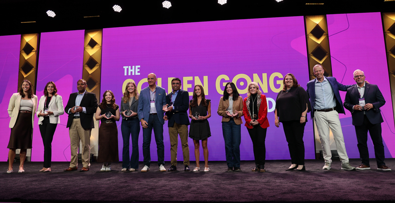 עמית בן דב, מנכ"ל ומייסד שותף בגונג לצד הזוכים בפרסים.