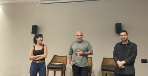 דביר בנדק יחד עם הקומיקאים ליאור דובדבני ורותם וייסברג.