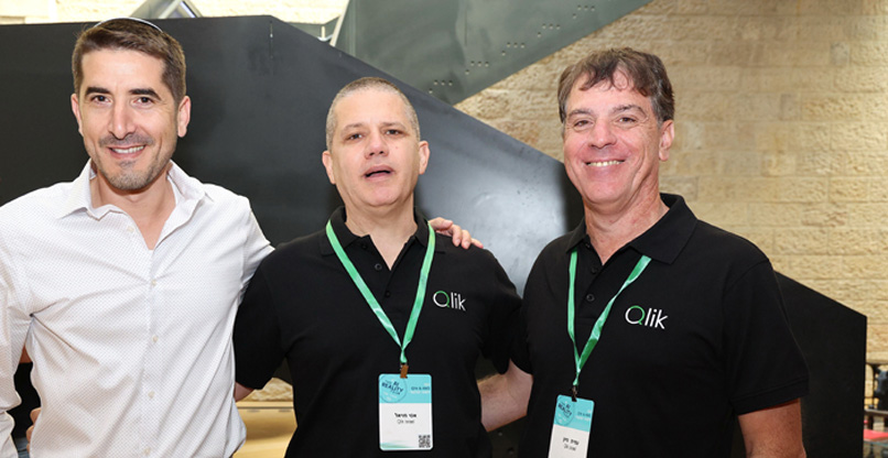 מימין: עמית סיון, מנכ"ל S.P.Data, המפיצה הבלעדית של  קליק בישראל;  אסי מויאל, סמנכ''ל מכירות ושותפים, ב-S.P.Data ואביתר פרץ, סגן בכיר לחשב הכללי, דאטה, חדשנות ודיגיטל במשרד המשפטים.