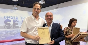 אורי בן ארי, נשיא ומייסד קרן אתנה, מעניק תעודה הוקרה לאלי לנקרי, ראש עיריית אילת.