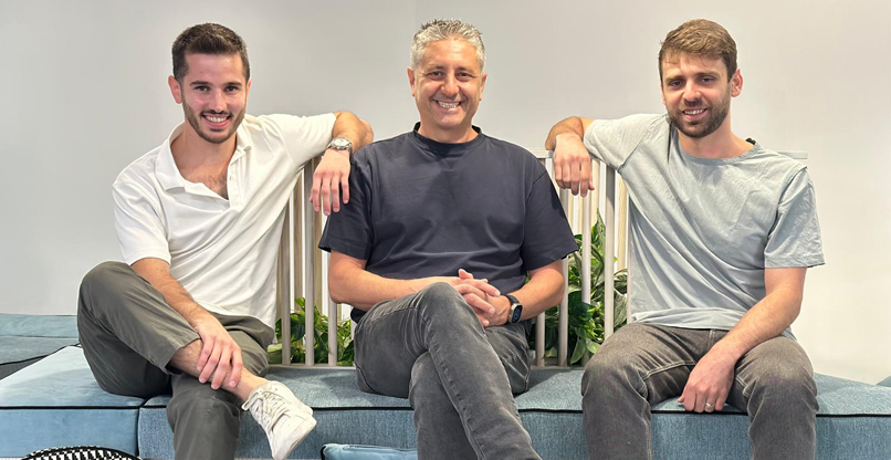 מימין: תומר עזר, מייסד-שותף של קיפסו, שמעון חסון, מנכ"ל אינקרדיבילד, ואדם גולד, ייסד-שותף ומנכ"ל קיפסו.