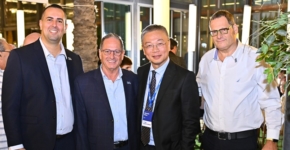 מימין לשמאל: דן טופז, ממייסדי המ-לט; ג'יימס שייאו, מנכ"ל UCT העולמית; שמוליק טופז, ממייסדי המ-לט; ויהודה סלהוב, מנכ"ל UCT ישראל.