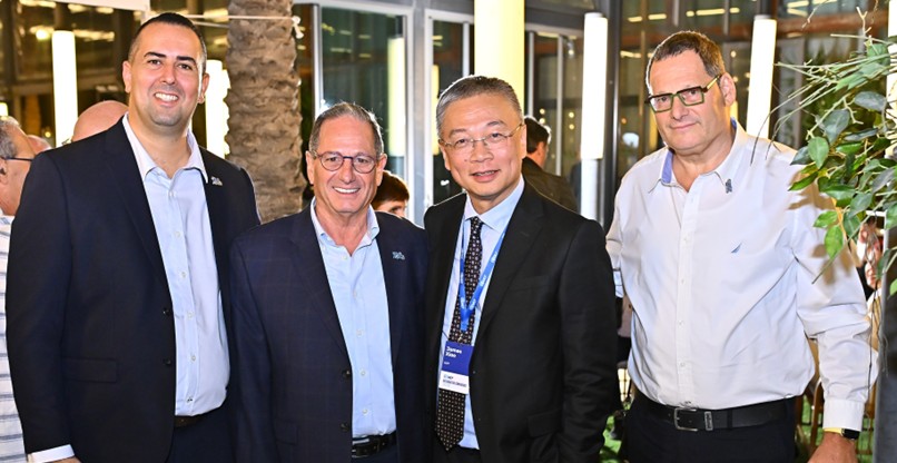 מימין לשמאל: דן טופז, ממייסדי המ-לט; ג'יימס שייאו, מנכ"ל UCT העולמית; שמוליק טופז, ממייסדי המ-לט; ויהודה סלהוב, מנכ"ל UCT ישראל.