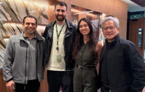 מימין: מייסד ומנכ"ל אנבידיה, ג'נסן הואנג; החטופים המשוחררים נועה ארגמני ואבינתן אור; ועמית קריג, סגן נשיא בכיר ומנהל מרכז הפיתוח של אנבידיה בישראל.