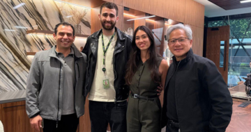 מימין: מייסד ומנכ"ל אנבידיה, ג'נסן הואנג; החטופים המשוחררים נועה ארגמני ואבינתן אור; ועמית קריג, סגן נשיא בכיר ומנהל מרכז הפיתוח של אנבידיה בישראל.