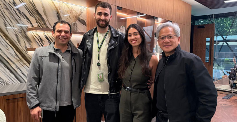 מימין: מייסד ומנכ"ל אנבידיה, ג'נסן הואנג; החטופים המשוחררים נועה ארגמני ואבינתן אור; ועמית קריג, סגן נשיא בכיר ומנהל מרכז הפיתוח של אנבידיה בישראל.