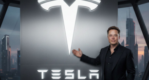 אילון מאסק עם הלוגו של טסלה.