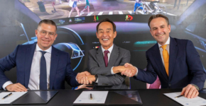 מימין: מתיאס מידריך, מנכ"ל קבוצת ZF; יאנג שון, יו"ר הרמן ויועץ בכיר לסמסונג; וכריסטיאן סובוטקה, מנכ"ל ונשיא חטיבת הרכב בהרמן, במעמד החתימה על ההסכם.