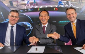 מימין: מתיאס מידריך, מנכ"ל קבוצת ZF; יאנג שון, יו"ר הרמן ויועץ בכיר לסמסונג; וכריסטיאן סובוטקה, מנכ"ל ונשיא חטיבת הרכב בהרמן, במעמד החתימה על ההסכם.