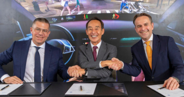 מימין: מתיאס מידריך, מנכ"ל קבוצת ZF; יאנג שון, יו"ר הרמן ויועץ בכיר לסמסונג; וכריסטיאן סובוטקה, מנכ"ל ונשיא חטיבת הרכב בהרמן, במעמד החתימה על ההסכם.