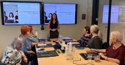 דיירי הדיור המוגן "בית בלב" בסדנת ה-AI המעשית שהעבירה להם חברת הפינטק רמיטלי.