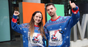 שני סופר ואוהב גבעתי, המייסדים של עמותת אלבום שקוף, עם "הסוודר המכוער" של מיקרוסופט.