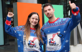 שני סופר ואוהב גבעתי, המייסדים של עמותת אלבום שקוף, עם "הסוודר המכוער" של מיקרוסופט.