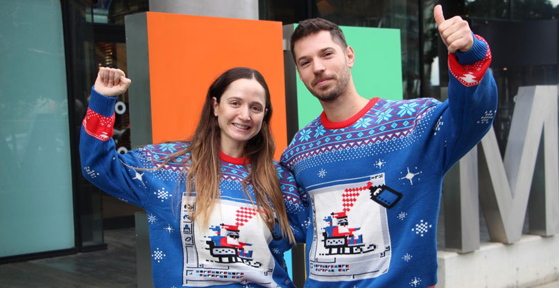 שני סופר ואוהב גבעתי, המייסדים של עמותת אלבום שקוף, עם "הסוודר המכוער" של מיקרוסופט.